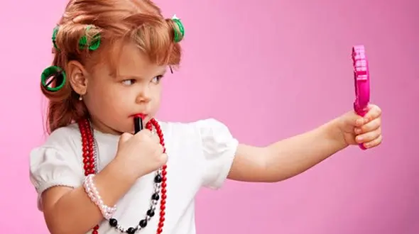 6 خطر جدی آرایش برای کودکان + اینفوگرافی