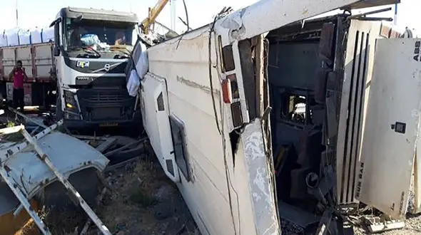 فیلم تصادف وحشتناک در بزرگراه آزادگان اصفهان / 9 نفر مجروح شدند 