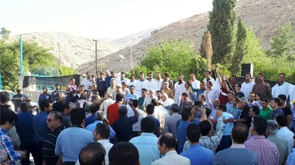 مردم کازرون برای دفاع از حریم آب شرب کفن پوش شدند +عکس