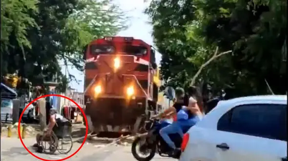 ببینید / نجات معجزه آسا مرد ویلچری از روی ریل قطار