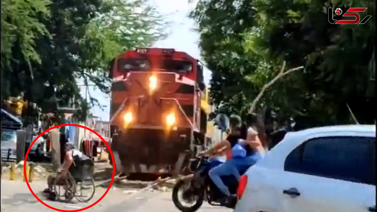 ببینید / نجات معجزه آسا مرد ویلچری از روی ریل قطار