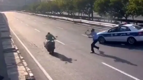 صحنه برخورد نامتعارف پلیس با یک موتور سوار + اطلاعیه پلیس چه بود؟