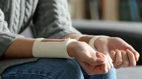 خودزنی و خودآزاری میان دختران نوجوان در سالهای اخیر افزایش یافته است/ افسردگی و دعواهای مکرر والدین از علل