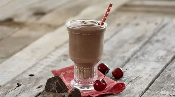 دستور تهیه دو میلک شیک با میوه های تابستانی