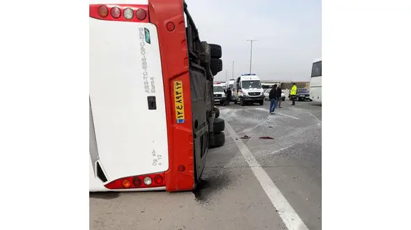 عکس / اتوبوس در اتوبان قم واژگون شد / امداد رسانی برای 17 مسافر ادامه دارد 