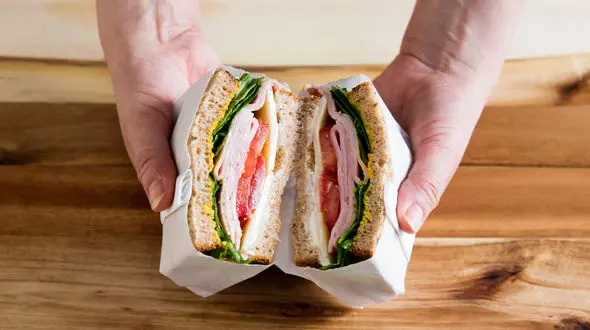 آموزش کاغذپیچیِ ساندویچ برای گردش های خانوادگی