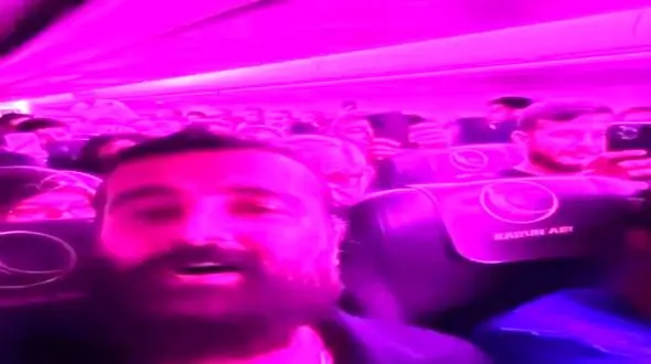 فیلم / آواز احساسی  مهدی دارابی! /  مسافرا تو هواپیما استرس دارن خواننده زیر بارونا گمم خوند تا حواسا پرت شه !