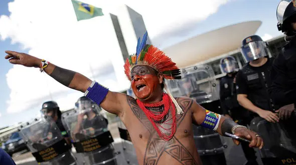 تصاویر باورنکردنی از درگیری بومی های آمازون با پلیس ضد شورش برزیل + فیلم و عکس