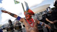 تصاویر باورنکردنی از درگیری بومی های آمازون با پلیس ضد شورش برزیل + فیلم و عکس