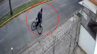 فیلم دردناک از دوچرخه سواری در خیابان خلوت / کابل تلفن او را به هوا پرت کرد
