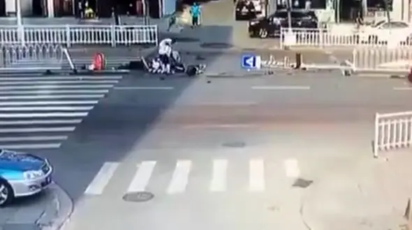تصادف وحشتناک یک خودرو با عابران پیاده + فیلم