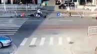 تصادف وحشتناک یک خودرو با عابران پیاده + فیلم