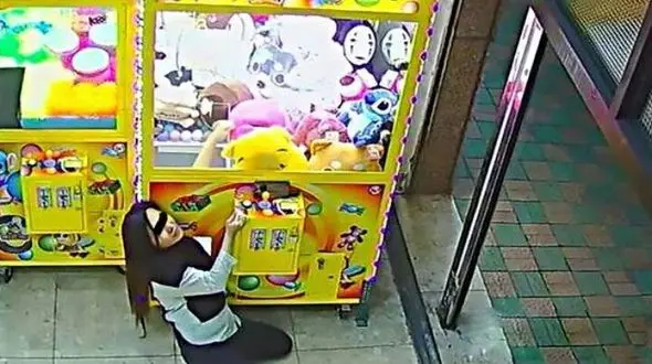 شگرد خاص زن جوان برای دزدیدن اسباب بازی+ فیلم و عکس