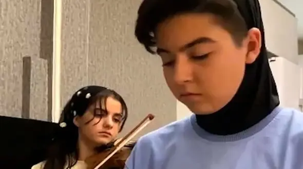 فیلم هنرنمایی باشکوه دو دختر ایرانی با آهنگ بوی عیدی فرهاد!