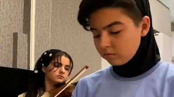 فیلم هنرنمایی باشکوه دو دختر ایرانی با آهنگ بوی عیدی فرهاد!