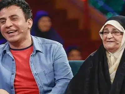 فیلم حال خراب عمو پورنگ در مراسم نماز میت مادرش و تشییع جنازه