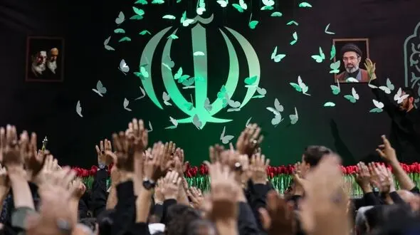 فیلم / نصب نماد «باید برخاست» در میدان انقلاب تهران همزمان با آغاز مراسم بدرقه آقای شهید ایران