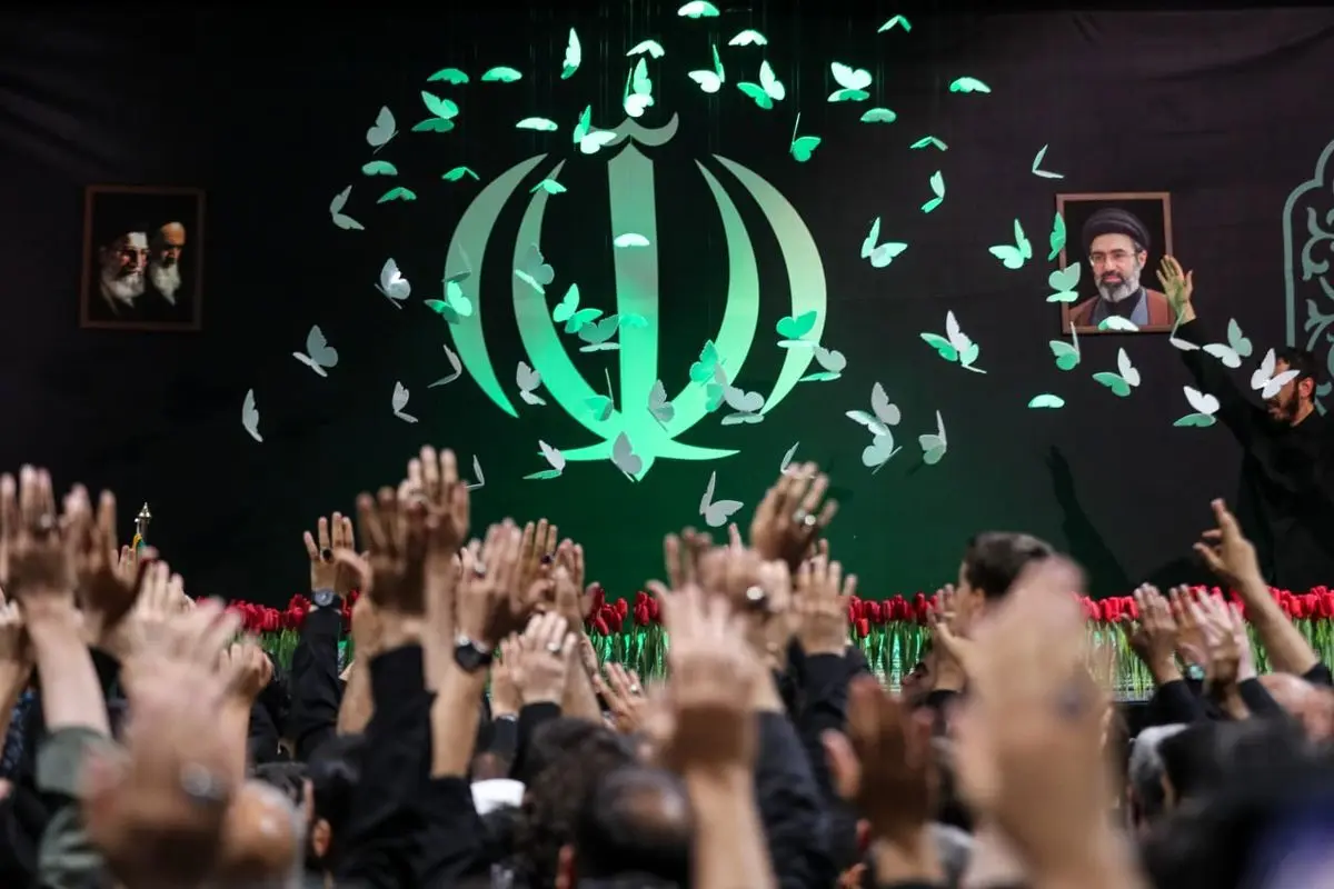 نصب نماد «باید برخاست» در میدان انقلاب تهران همزمان با آغاز مراسم بدرقه آقای شهید ایران
