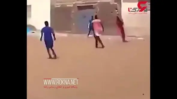 پرت شدن تماشاچی فوتبال از روی دیوار با شوت بازیکن فوتبال + فیلم