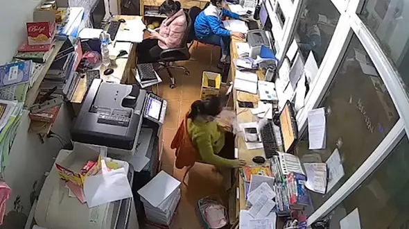 اقدام یک زن در مقابل تلفن آتش گرفته + فیلم 