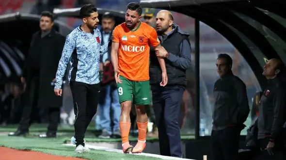 اعتراض شدید فرشید اسماعیلی و صورت خونی عیسی مرادی! + فیلم لحظه مصدومیت دلخراش