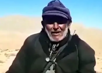 فیلم صدای بهشتی پیرمرد روستایی ! / همایون شجریان این آواز بهترین صدا معرفی کرد !