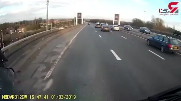 اقدام خطرناک با کالسکه کودک در اتوبان! + فیلم