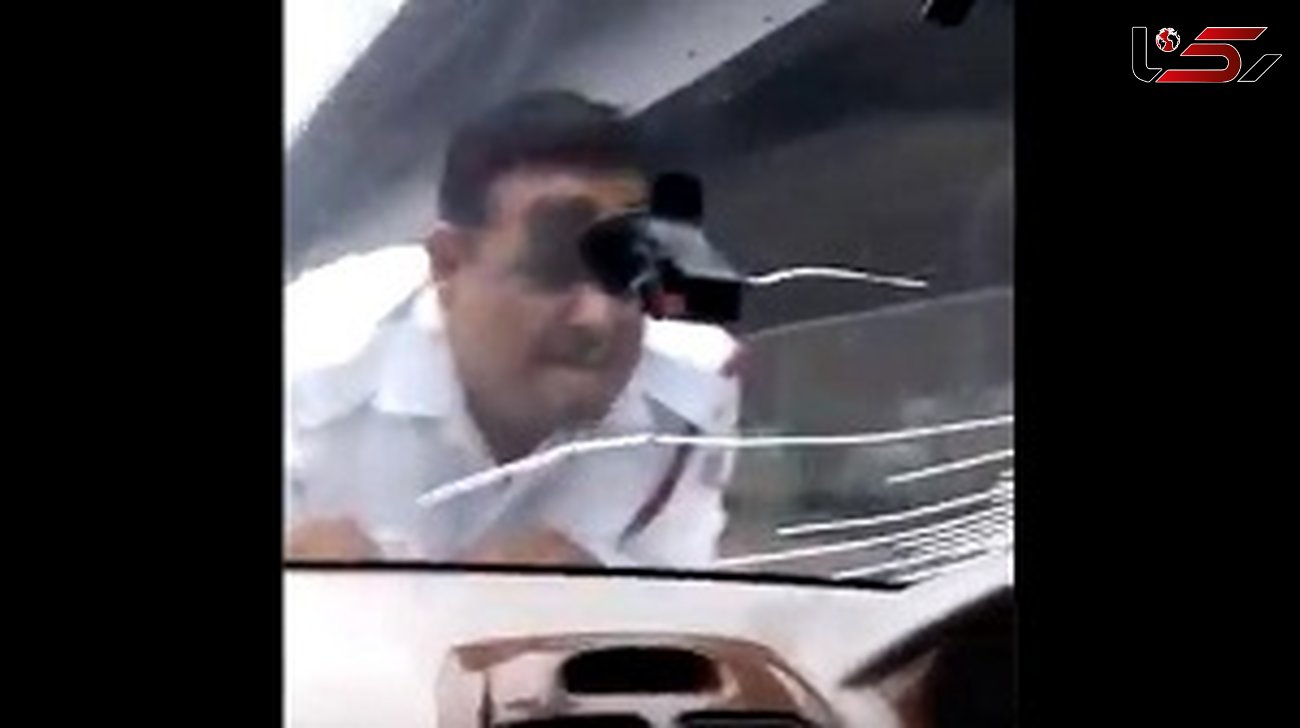 اقدام جنون آمیز راننده با مامور پلیس+ فیلم / هند