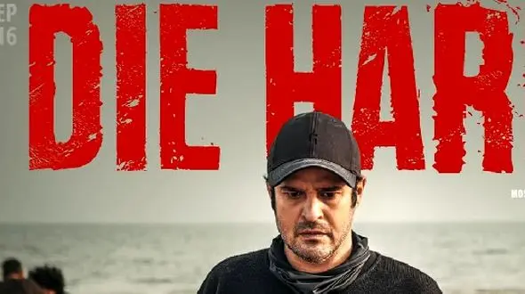 رونمایی مجتبی پیرزاده بازیگر سریال جان سخت از همسر زیبایش روی قایق تفریحی در استانبول ترکیه ! / خودش شلوارک پوش و زنش کلاه پوش