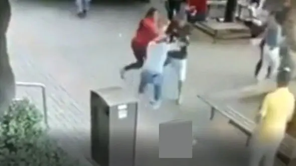 ببینید / لحظه کتک زدن وحشیانه یک زن توسط همسر بی‌رحم/ مردم درس جانانه ای به مهاجم دادند