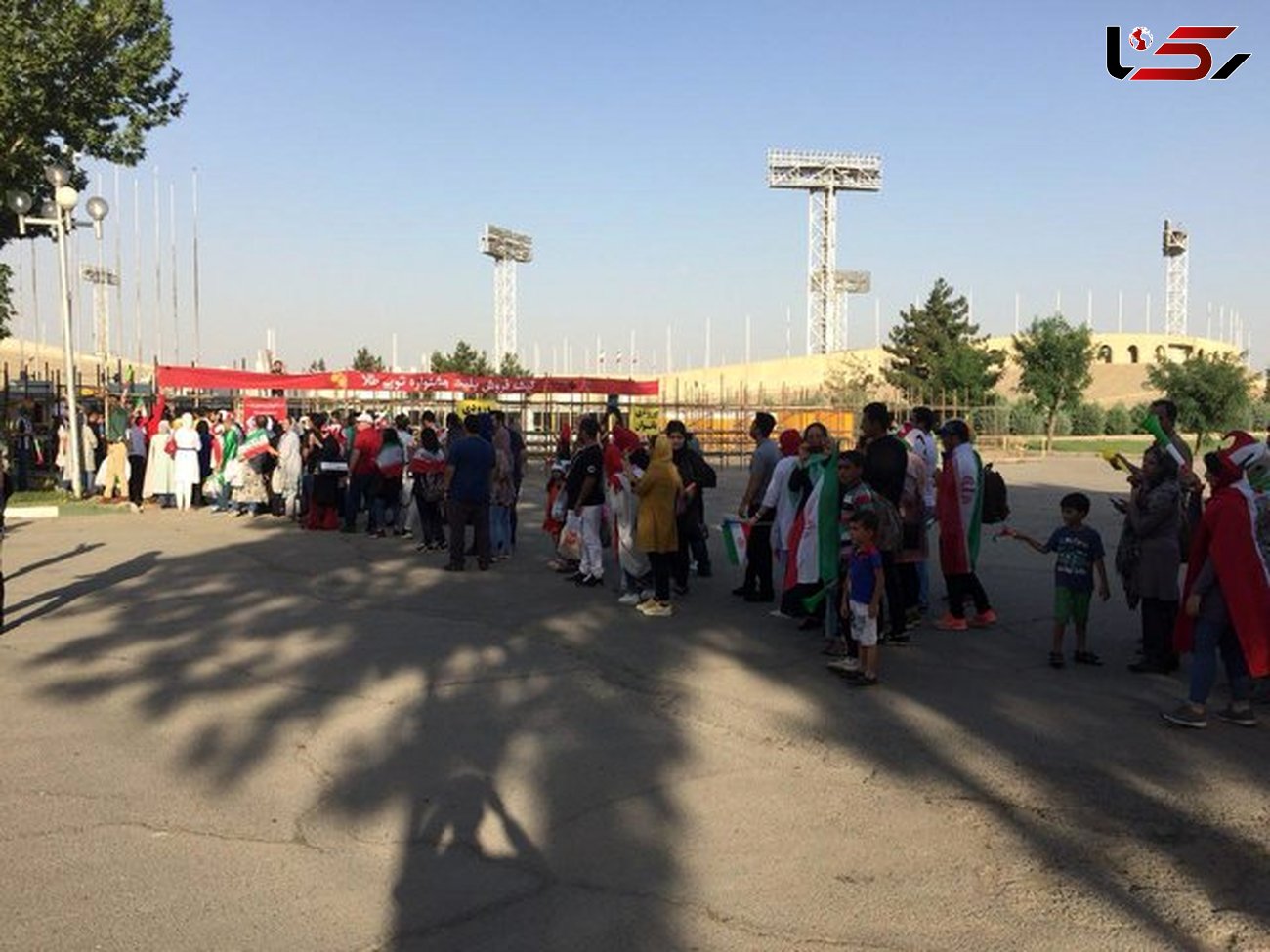 حضور خانواده‌ها در ورزشگاه آزادی قبل از بازی ایران و پرتغال