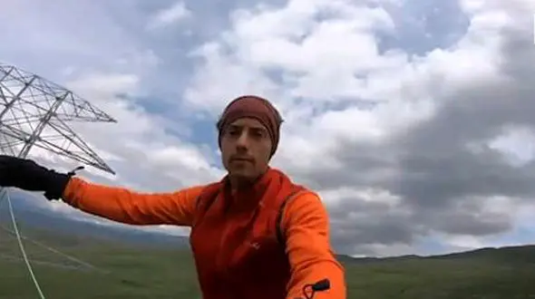 راه رفتن روی سیم برق در ارتفاع 320 متری / شوکه می شوید + عکس