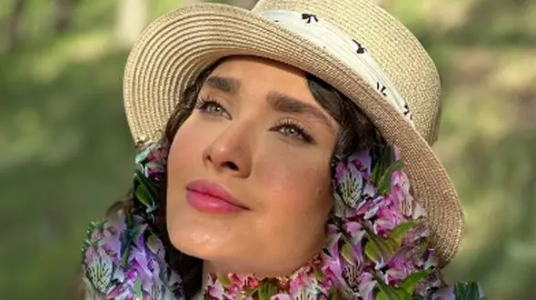 نگاهی به تیپ و استایل بهاری و جذاب ساناز سعیدی بازیگر سریال فریبا در روز تولدش/ کیک تولد مرواریدی با دسته گل آلسترومریا+عکس