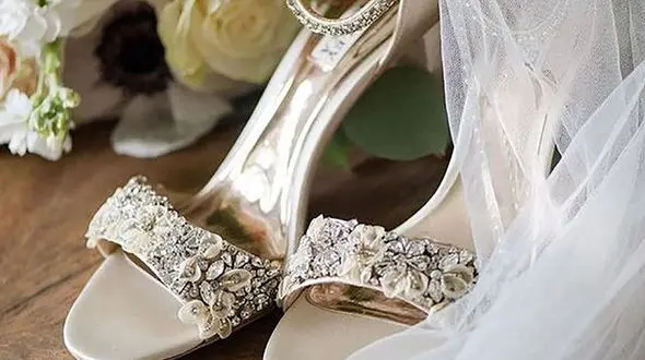 عجیب ترین کفش عروسی به پای این خانم سرشناس / چرا عجیب بود ؟! + عکس