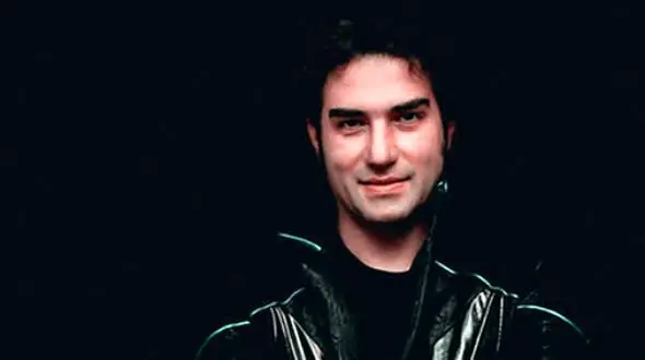 این خواننده ایرانی استاد پوشیدن لباس‌های عجیب و غریب است؛ جسارت و متفاوت بودن را از او یاد بگیرید