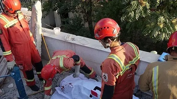 کارگر جوان تهرانی زیر ساختمان 2 طبقه له شد+ تصاویر 