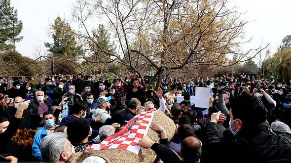 پیکر مهرداد میناوند روی دستان طرفدارانش / به خاک سپرده شد + عکس