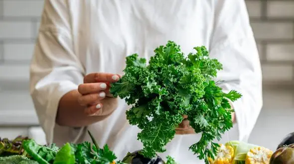 بهترین سبزیجات برای کنترل کلسترول بالا بعد از 50 سالگی + روش‌ مصرف