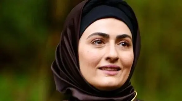 عکس| سفر زمان؛ «انیس، پرویز و جاوید» در اتاق گریم سریال «سوجان» 