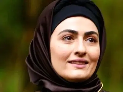 عکس| سفر زمان؛ «انیس، پرویز و جاوید» در اتاق گریم سریال «سوجان» 