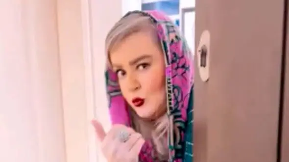 فیلم / رونمایی از  چیدمان دلنشین خانه شیک نعیمه نظام‌دوست/ عکس نعیمه خانم نقش بر مبلمان استیل با دکوری مجلل و شاهانه ...