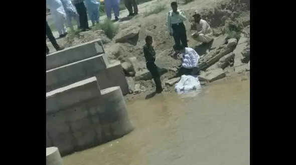 کشف جسد مجهول الهویه درکانال شهر بنجار + عکس 