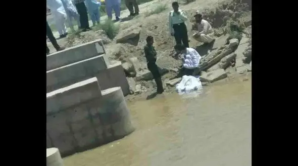 کشف جسد مجهول الهویه درکانال شهر بنجار + عکس 