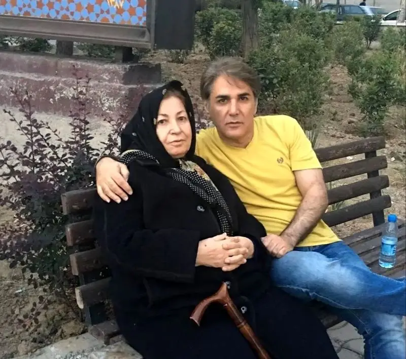 مهدی صبایی در کنار مادرش