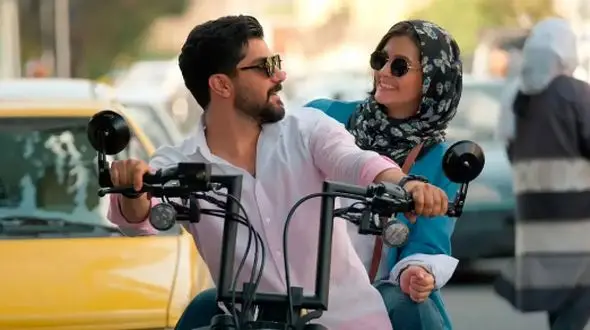 فیلم /  مادر سینا مهراد : پردیس احمدیه زیباست ... / پسرم راست میگفت پردیس خوشگله ... / بوی عروسی میاد...