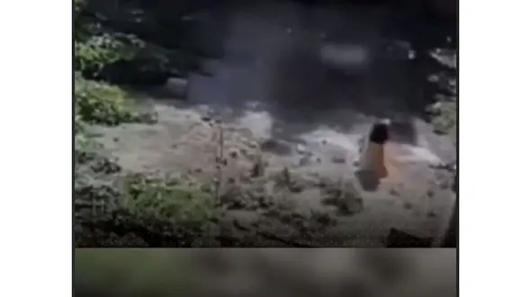 فیلم نجات معجزه‌آسای دختربچه ۵ ساله پس از سقوط از طبقه دوم در ارومیه !