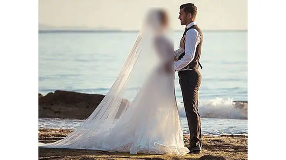 احسان حاج صفی و همسرش با لباس عروسی در یونان + عکس
