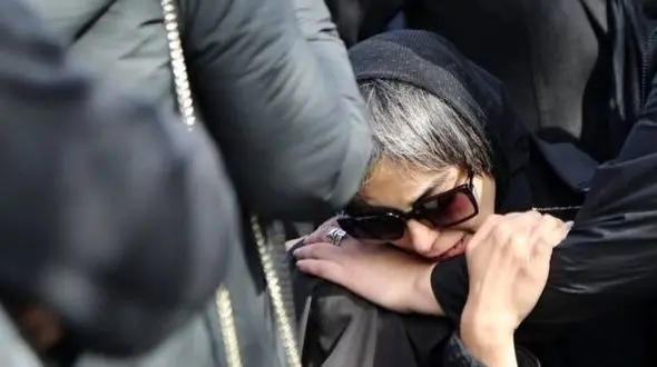 فیلم/ گریه های تلخ نیلوفر شهیدی در مراسم ختم پدرش «اسفندیار شهیدی» به گوش ملکوت رسید/ حضور دسته جمعی هنرمندان برای بدرقه هنرمند کشورمان به خانه ابدی