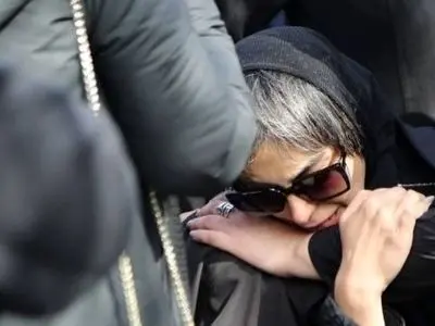 فیلم/ گریه های تلخ نیلوفر شهیدی در مراسم ختم پدرش «اسفندیار شهیدی» به گوش ملکوت رسید/ حضور دسته جمعی هنرمندان برای بدرقه هنرمند کشورمان به خانه ابدی