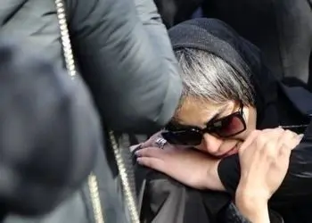 فیلم/ گریه های تلخ نیلوفر شهیدی در مراسم ختم پدرش «اسفندیار شهیدی» به گوش ملکوت رسید/ حضور دسته جمعی هنرمندان برای بدرقه هنرمند کشورمان به خانه ابدی